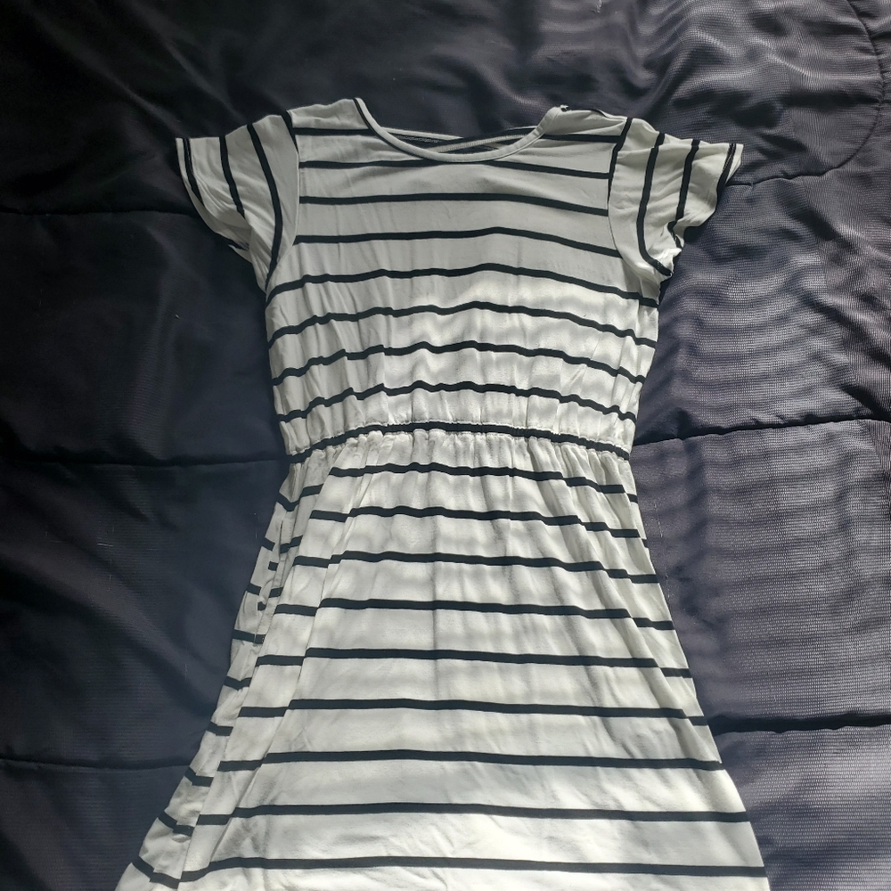 girl med white black striped dress short sleeve